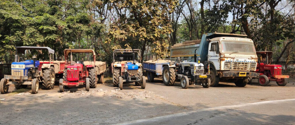 रायगढ़ : अवैध रेत परिवहन पर कार्रवाई, 9 ट्रैक्टर जब्त; मालिकों के खिलाफ प्रकरण दर्ज