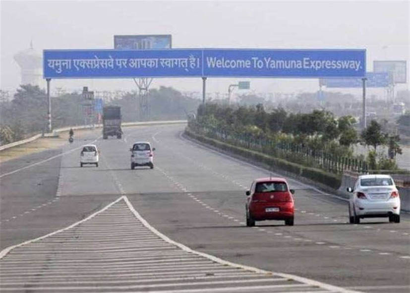 यमुना एक्सप्रेसवे: घने कोहरे के कारण शाम 5 बजे बाद ट्रैक्टर-ट्रॉली पर पूर्ण प्रतिबंध