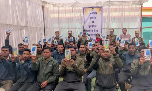पुना मारगेम पहल के तहत पुनर्वास केंद्र का आईजी ने किया निरीक्षण, 35 युवाओं को स्मार्टफोन और प्रशिक्षण किट वितरित