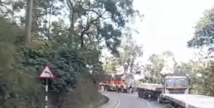 चिल्फी घाटी में ट्रक खराब होने से NH-30 पर भारी जाम, 300 से अधिक वाहन फंसे