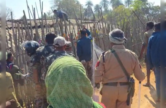 कांकेर के पुसागांव में धर्मांतरण विवाद, ग्रामीणों ने 10 घरों में की तोड़फोड़, भारी पुलिस बल तैनात