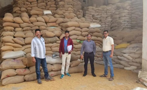 CG News : जिला प्रशासन की टीम ने दो राइस मिलों पर मारा छापा, 5 करोड़ से अधिक का धान और चावल जब्त