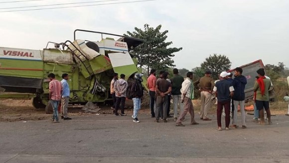CG Accident News: ट्रेलर ने खड़े हार्वेस्टर को मारी जोरदार टक्कर, चालक की मौत