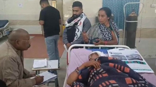 CG Crime News: नशे की लत ने पति को बनाया हैवान, पत्नी पर हथौड़े से किया हमला, बेटियों को खिलाई नशीली दवा