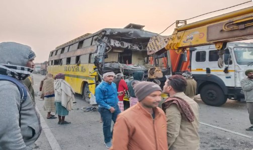 बिलासपुर- रायपुर NH पर खड़े ट्रेलर से जा टकराई बस, 12 यात्री घायल, ड्राइवर के दोनों पैर फ्रेक्चर