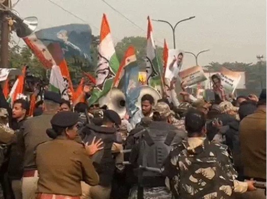 नेशनल हेराल्ड मामले को लेकर रायपुर में कांग्रेस का विरोध प्रदर्शन, बैरिकेड्स तोड़कर BJP कार्यालय घेरने निकले