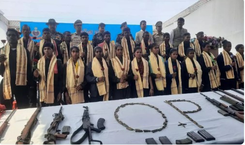 ओड़िसा में 22 माओवादियों ने किया आत्मसमर्पण, 9 हथियार समेत असला बारूद सौपें