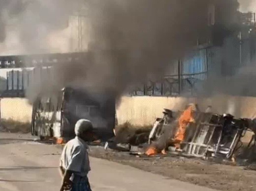 रायगढ़ में कोयला खदान के विरोध में उग्र हुई भीड़, पुलिस गाड़ी-एम्बुलेंस में लगाई आग, SDOP, TI समेत कई पुलिसकर्मी घायल