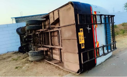 CG Accident News: चौथिया से लौट रही बस सड़क पर पलटी, आधा दर्जन यात्री घायल, दो की हालत गंभीर