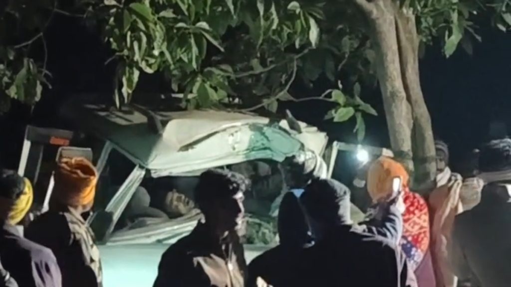 कुदरगढ़ धाम से लौट रहे श्रद्धालुओं की बोलेरो पेड़ से टकराई: एक की मौत, चार गंभीर