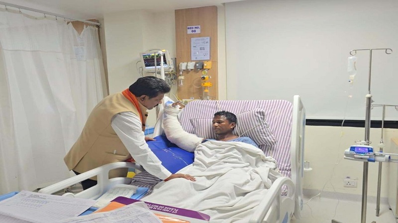 बीजापुर मुठभेड़ में आईईडी ब्लास्ट से तीन जवान घायल, डिप्टी सीएम ने रायपुर अस्पताल में लिया हालचाल