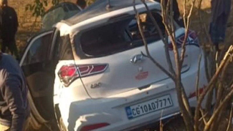 जशपुर: NH-43 पर तेज रफ्तार कार ट्रेलर से टकराई, पांच की मौके पर मौत