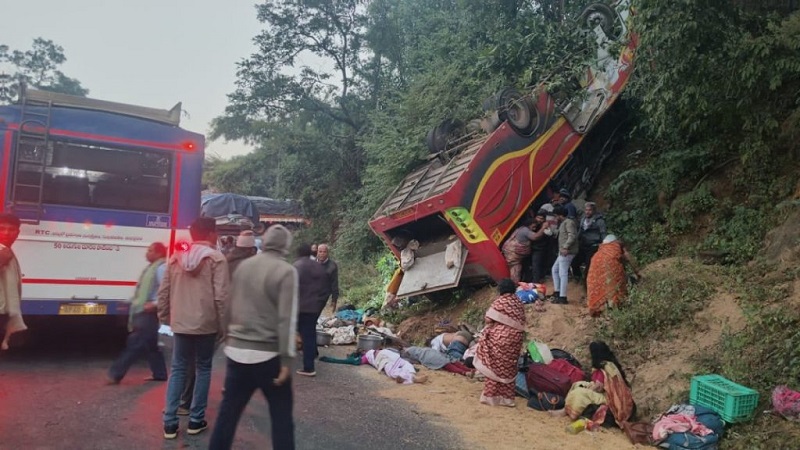 आंध्र प्रदेश -छत्तीसगढ़ सीमा पर बड़ा बस हादसा: खाई में गिरी बस, 8 की मौत, कई घायल