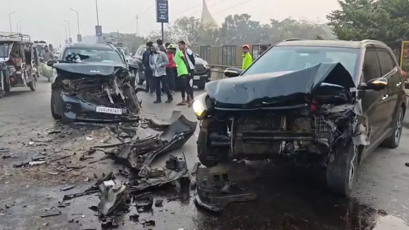मोवा ओवरब्रिज पर दो लग्जरी कारों की टक्कर, तीन लोग गंभीर रूप से घायल