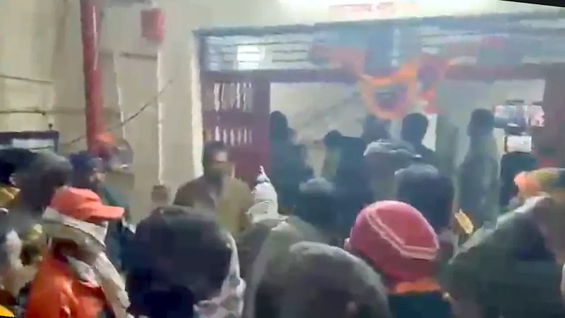 खैरागढ़ : मकान विवाद से उपजा तनाव, सैकड़ों ग्रामीणों ने थाने पर किया प्रदर्शन; तीन गिरफ्तार
