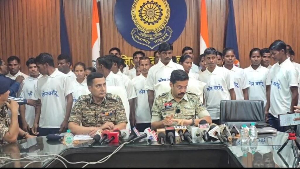 छत्तीसगढ़ में 37 नक्सलियों ने किया सरेंडर, 27 माओवादियों पर 65 लाख का था इनाम