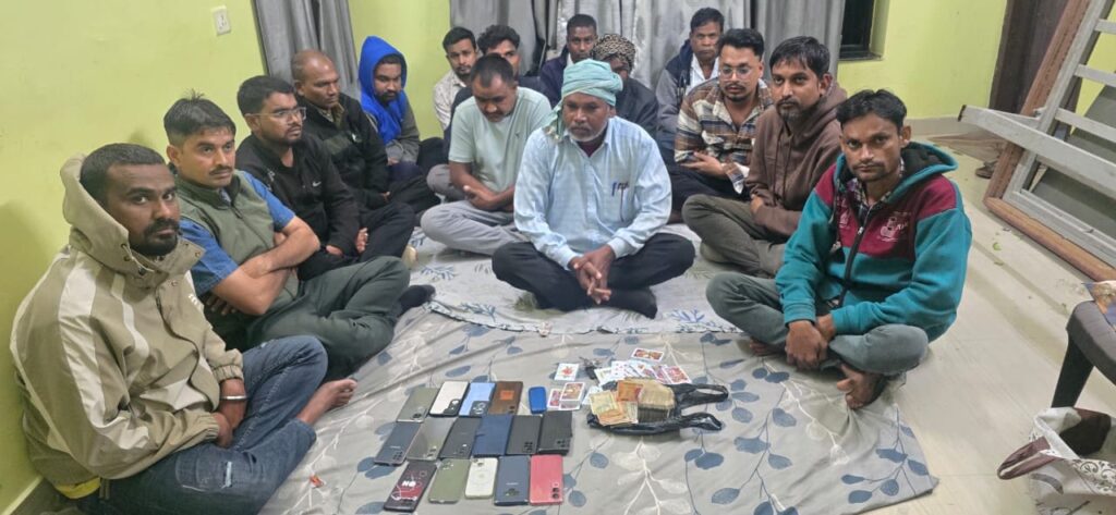रायपुर में फार्म हाउस और खेत में पुलिस ने मारी रेड, 26 जुआरी गिरफ्तार, लाखों की संपत्ति जब्त
