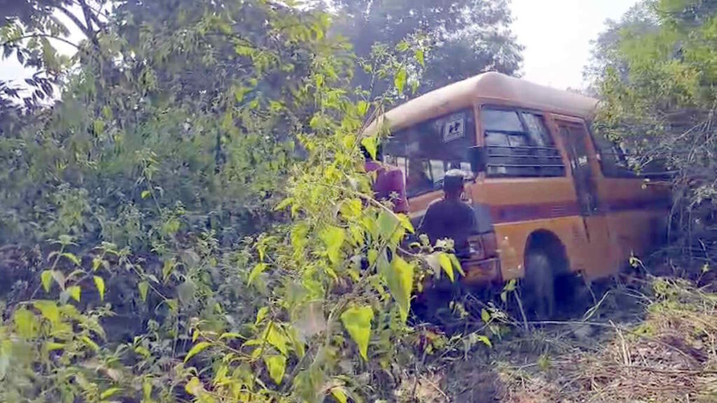 पत्थलगांव में स्कूल बस का ब्रेक फेल, झाड़ियों में घुसकर टला बड़ा हादसा