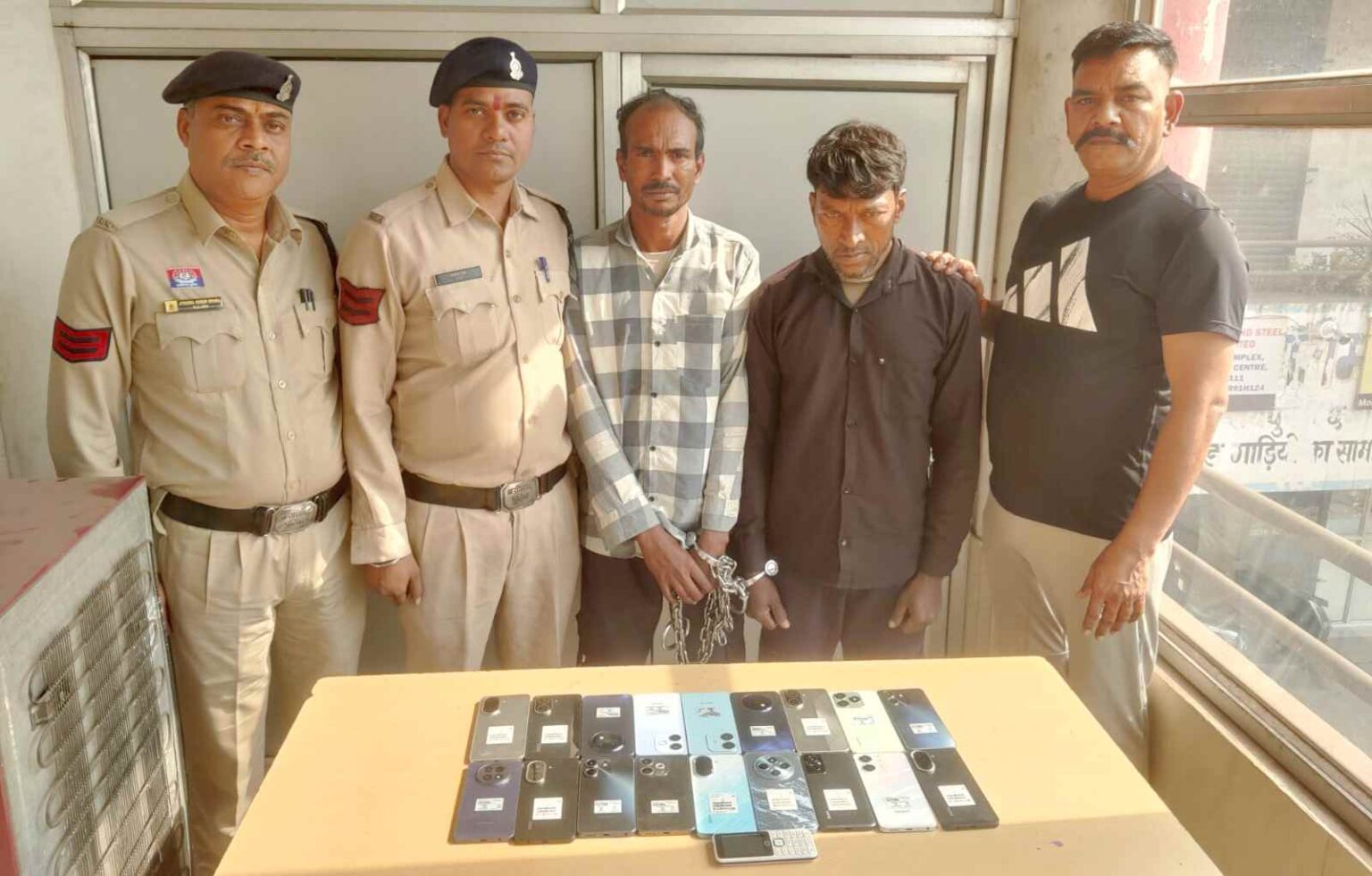 रायपुर में मोबाइल दुकान से लाखों की चोरी, दो अंतरराज्यीय आरोपियों गिरफ्तार