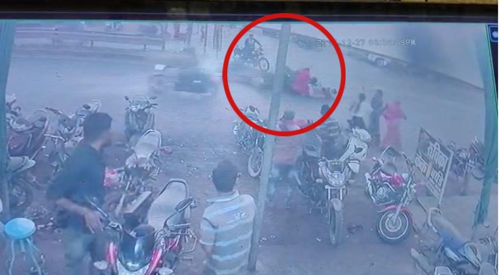 एनएच-30 पर हादसा: कथा से लौट रहीं महिलाएं और बच्चे घायल, बाइक सवार पर लापरवाही का आरोप