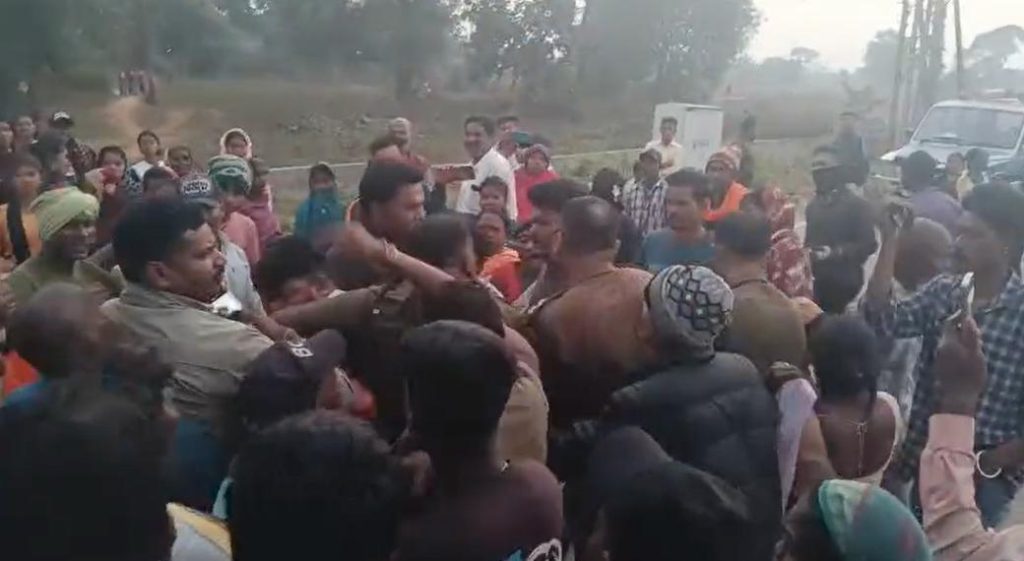 कोरबा में आबकारी टीम पर ग्रामीणों का हमला, अधिकारी को ढाई घंटे बंधक बनाया