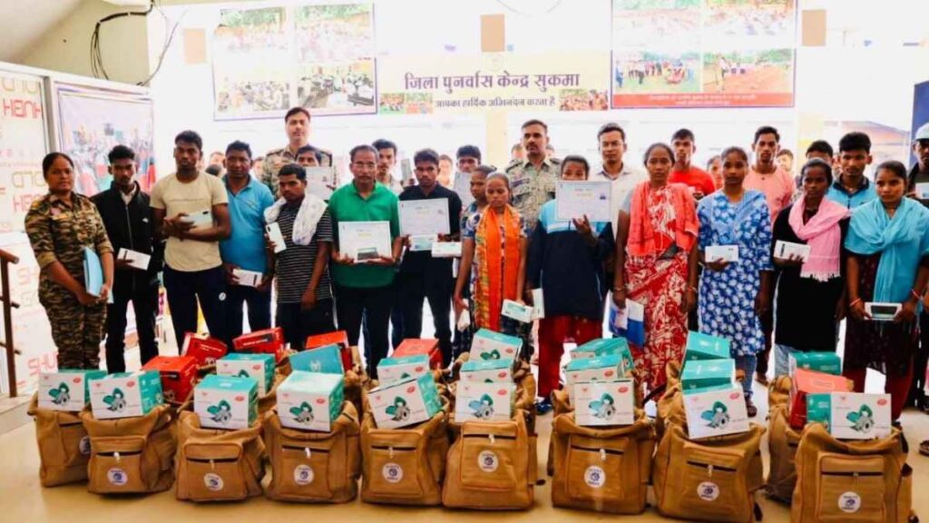 सुकमा में नक्सल पुनर्वास की नई पहल, 75 आत्मसमर्पित माओवादियों को 5G स्मार्टफोन और 25 को मेसन किट वितरित