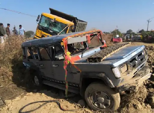 CG News : सड़क किनारे खड़ी क्रूजर को हाईवा ने मारी टक्कर, दो लोगों की मौत, कई घायल