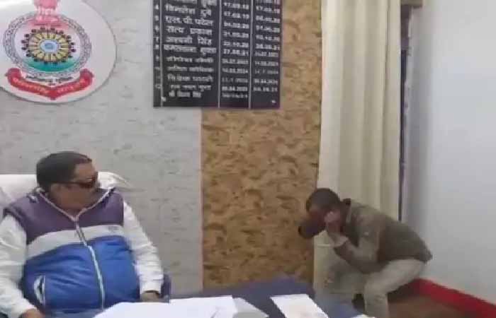 गुंडागर्दी करने वाला कुख्यात आरोपी गिरफ्तार, पुलिस ने कराया उठक-बैठक, शहर में निकला जुलूस गुंडागर्दी करने वाला कुख्यात आरोपी गिरफ्तार, पुलिस ने कराया उठक-बैठक, शहर में निकला जुलूस
