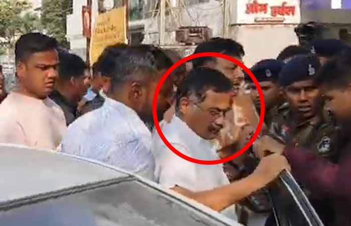 भड़काऊ बयान के मामले में भगोड़ा घोषित अमित बघेल ने थाने में किया सरेंडर, पुलिस और समर्थकों की लगीं भीड़ अग्रवाल और सिंधी समाज के ईष्ट देवों पर विवादित टिप्पणी: जोहार छत्तीसगढ़ पार्टी प्रमुख अमित बघेल तीन दिन की पुलिस रिमांड पर
