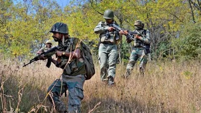 बीजापुर में जवानों और नक्सलियों के बीच मुठभेड़, 2 वर्दीधारी नक्सली ढेर, कई हथियार बरामद