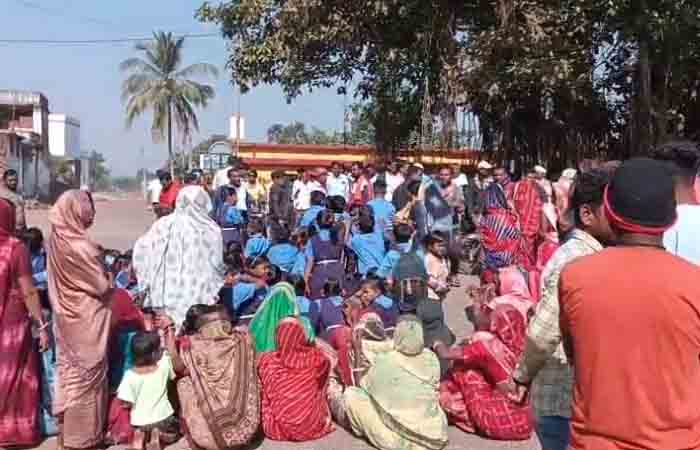शिक्षकों की कमी ने रोकी ज्ञान की राह, बेलौदी में बच्चों-पालकों ने किया चक्का जाम शिक्षकों की कमी ने रोकी ज्ञान की राह, बेलौदी में बच्चों-पालकों ने किया चक्का जाम