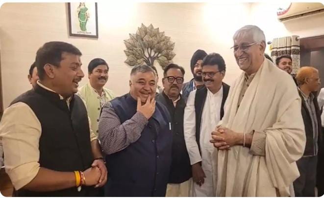 मंत्री राजेश और MLA सुशांत ने टी एस बाबा से की मुलाकात, पैर छूकर दोनों लिए आशीर्वाद