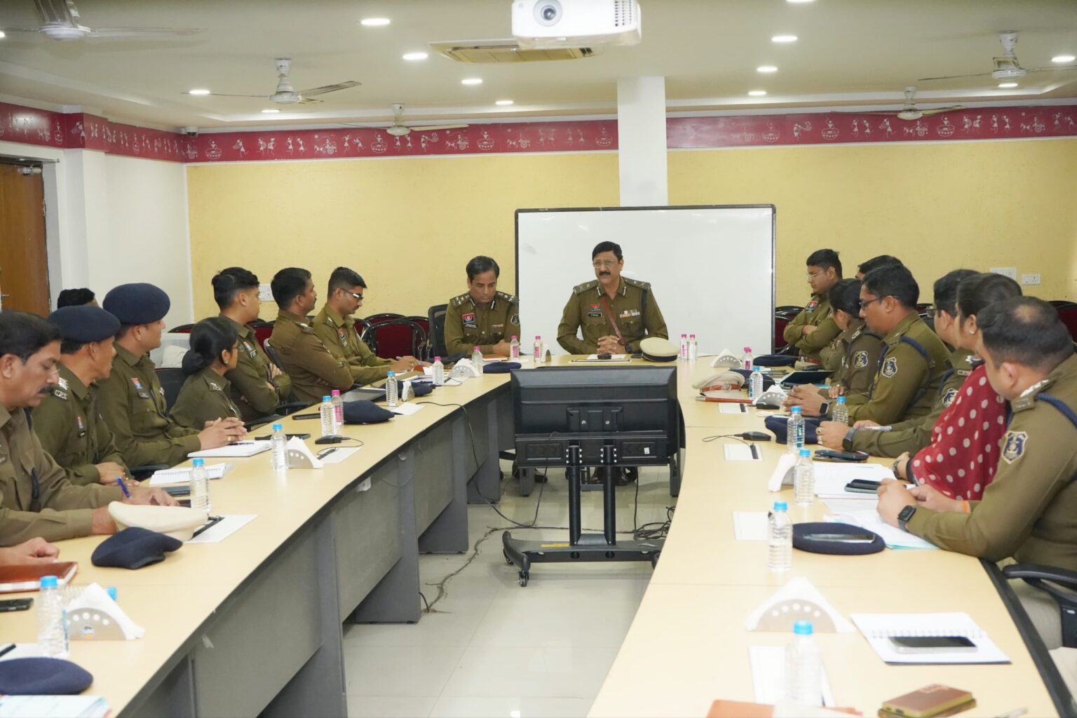 रायपुर पुलिस कमिश्नर की पहली समीक्षा बैठक, विजिबल पुलिसिंग और रात्रि गस्त को मजबूत करने दिये निर्देश