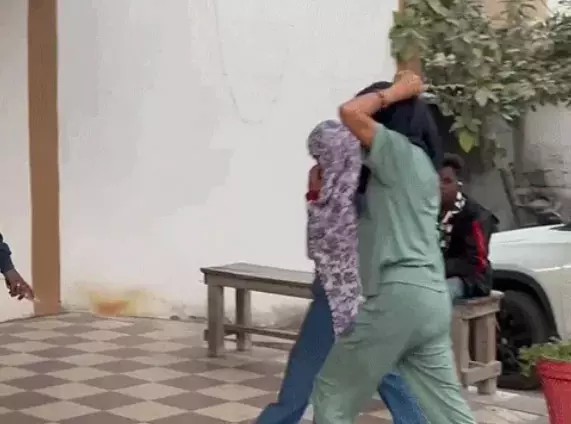 बस्ती अंदर सेक्स रैकेट का भंडाफोड़, 3 युवक और 5 युवती संदिग्ध हालत में पकड़ाए