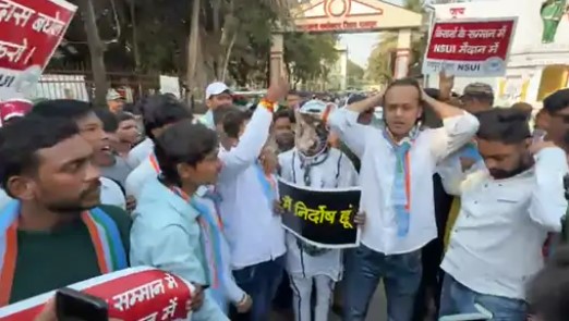 धान घोटाले के विरोध में NSUI का अनोखा प्रदर्शन, चूहे का मुखोटा लगाकर कलेक्ट्रेट पहुंचे कार्यकर्त्ता