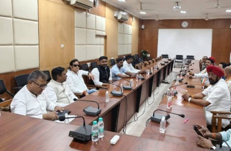 निर्वाचन आयोग पहुंचे कांग्रेस के प्रतिनिधिमंडल, SIR की दावा-आपत्ति की तिथि बढ़ाने की मांग की