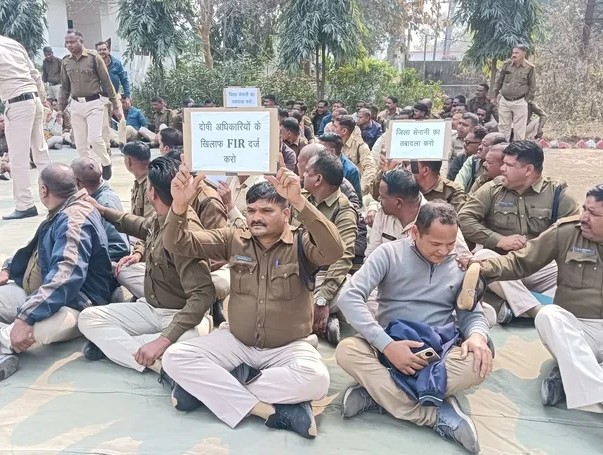जवान आत्महत्या कोशिश मामला: कार्यालय परिसर में धरने पर बैठे नगर सेना के जवान, दोषियों पर कार्रवाई करने की मांग