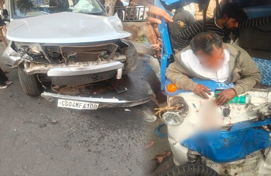 रायपुर के वीआईपी रोड पर तेज रफ्तार कार ने ई-रिक्शा को मारी टक्कर, चालक का पैर कटकर अलग हुआ