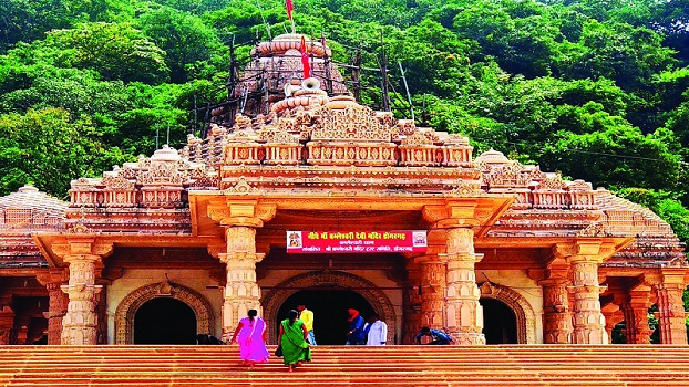 नववर्ष 2026 के पहले दिन डोंगरगढ़ में मां बम्लेश्वरी मंदिर में उमड़ी 70 हजार श्रद्धालुओं की भीड़