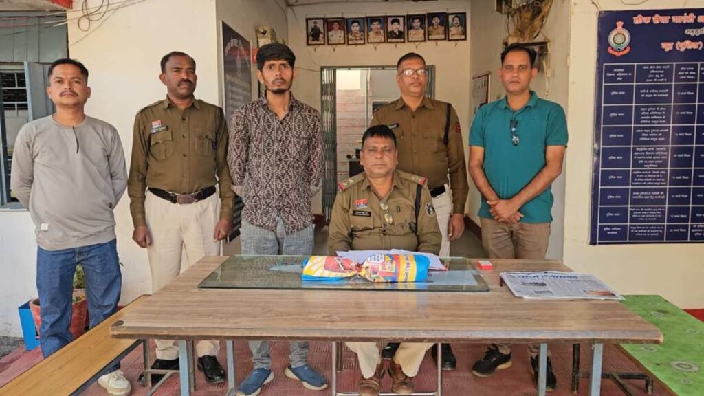CG News: स्कूल के पीछे बेच रहे थे कैप्सूल, पुलिस ने रंगे हाथ दबोचा, करीब 13 लाख माल के साथ आरोपी गिरफ्तार