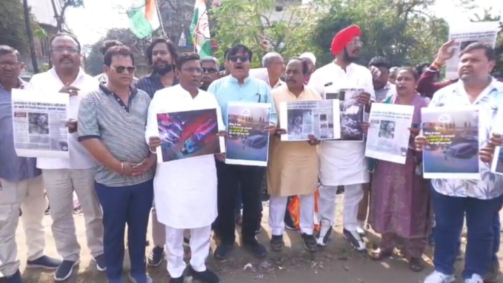 खुले नालों और बदहाल सड़कों पर कांग्रेस का विरोध प्रदर्शन, बोले – सरकार को जगाने हमें सड़कों पर उतरना पड़ा