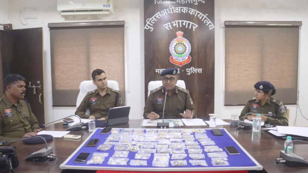 महासमुंद पुलिस की बड़ी कार्रवाई, अंतर्राज्यीय चोर गिरोह के पांच आरोपी गिरफ्तार, लाखों रुपए के सोने-चांदी के जेवर जब्त