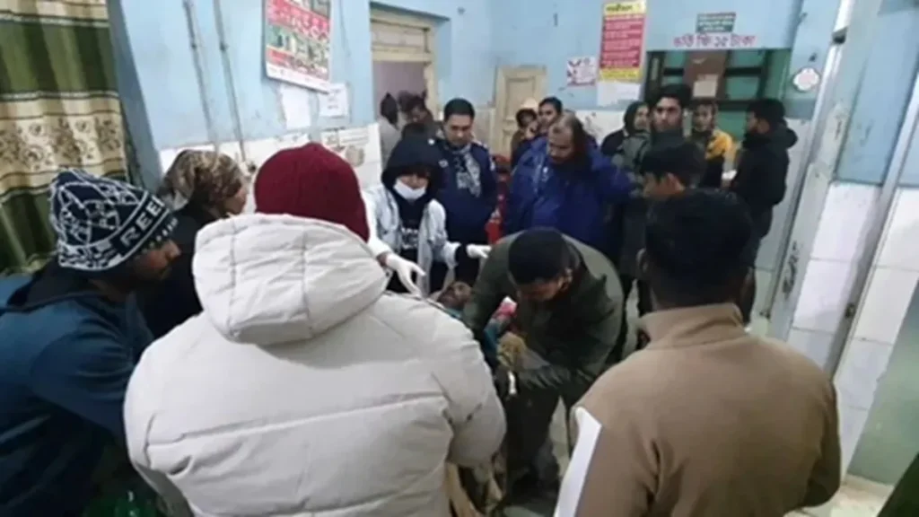 बांग्लादेश: शरियतपुर में हिंदू व्यापारी पर जानलेवा हमला, पेट्रोल डालकर लगाई आग