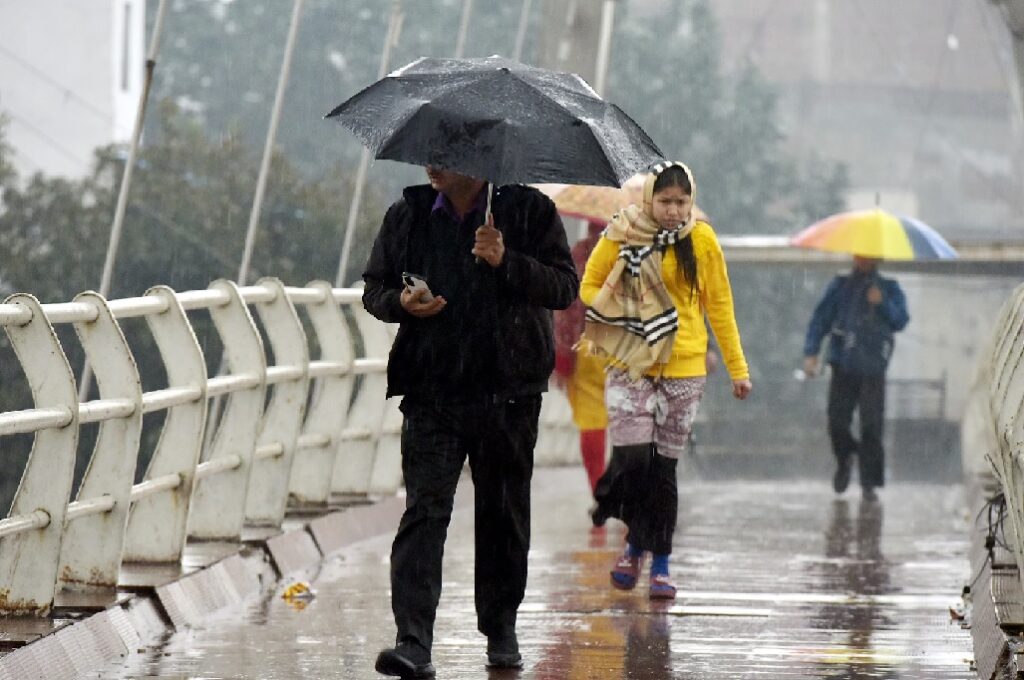 CG Weather Update: छत्तीसगढ़ में मौसम का मिजाज फिर बदला, कई इलाकों में ठंड के साथ बारिश के आसार