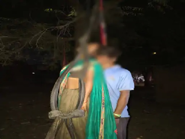 सड़क किनारे पेड़ पर लटकी मिली पति-पत्नी की लाश, ससुर के साथ नहीं रहना चाहती थी बहू, अक्सर दंपति में होता था विवाद
